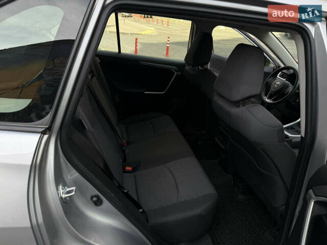 Тойота РАВ 4 2019 в Киеве на Automoto.ua Серый Тойота РАВ 4, объемом двигателя 1.99 л и пробегом 8 тыс. км за 27200 $, фото 56 на Automoto.ua
