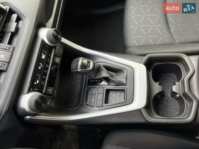 Тойота РАВ 4 2019 в Киеве на Automoto.ua Серый Тойота РАВ 4, объемом двигателя 1.99 л и пробегом 8 тыс. км за 27200 $, фото 47 на Automoto.ua