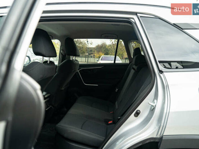 Тойота РАВ 4 2019 в Черновцах на Automoto.ua Серый Тойота РАВ 4, объемом двигателя 2.5 л и пробегом 24 тыс. км за 29900 $, фото 31 на Automoto.ua