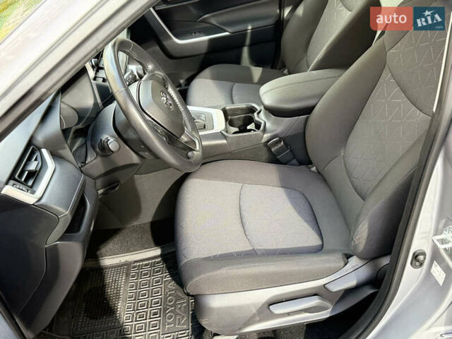 Тойота РАВ 4 2019 в Киеве на Automoto.ua Серый Тойота РАВ 4, объемом двигателя 1.99 л и пробегом 8 тыс. км за 27200 $, фото 36 на Automoto.ua