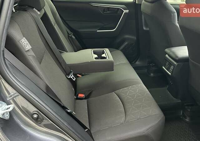 Сірий Тойота РАВ 4, об'ємом двигуна 1.99 л та пробігом 51 тис. км за 28463 $, фото 6 на Automoto.ua