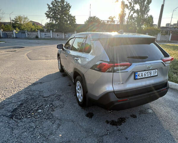 Серый Тойота РАВ 4, объемом двигателя 1.99 л и пробегом 90 тыс. км за 23000 $, фото 1 на Automoto.ua