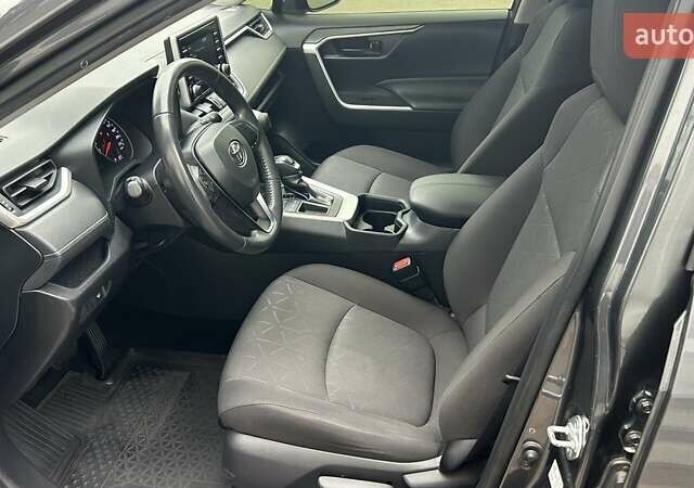 Сірий Тойота РАВ 4, об'ємом двигуна 1.99 л та пробігом 51 тис. км за 28463 $, фото 11 на Automoto.ua