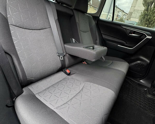 Тойота РАВ 4 2021 в Бердичеве на Automoto.ua Серый Тойота РАВ 4, объемом двигателя 2.49 л и пробегом 45 тыс. км за 27500 $, фото 16 на Automoto.ua