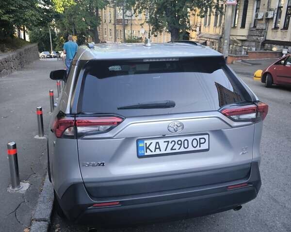 Серый Тойота РАВ 4, объемом двигателя 2.49 л и пробегом 223 тыс. км за 22000 $, фото 1 на Automoto.ua