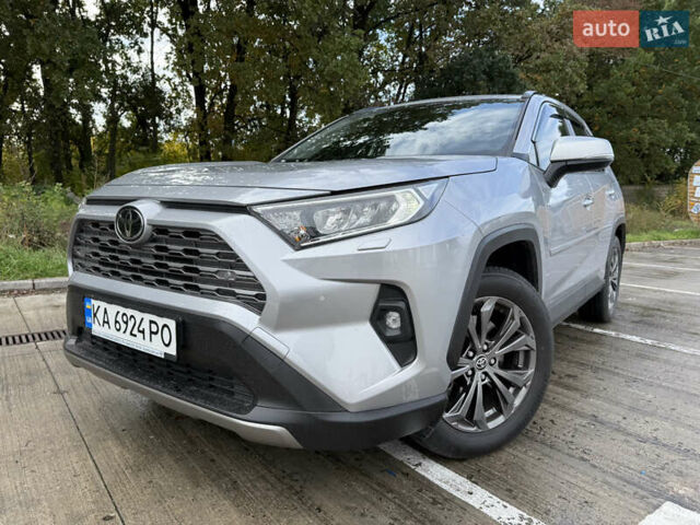 Тойота РАВ 4 2022 у Києві на Automoto.ua Сірий Тойота РАВ 4, об'ємом двигуна 1.99 л та пробігом 9 тис. км за 37900 $, фото 5 на Automoto.ua