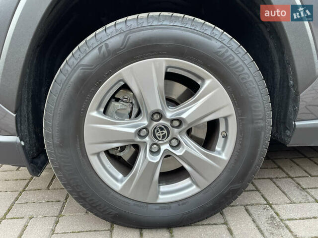 Сірий Тойота РАВ 4, об'ємом двигуна 1.99 л та пробігом 8 тис. км за 31600 $, фото 22 на Automoto.ua