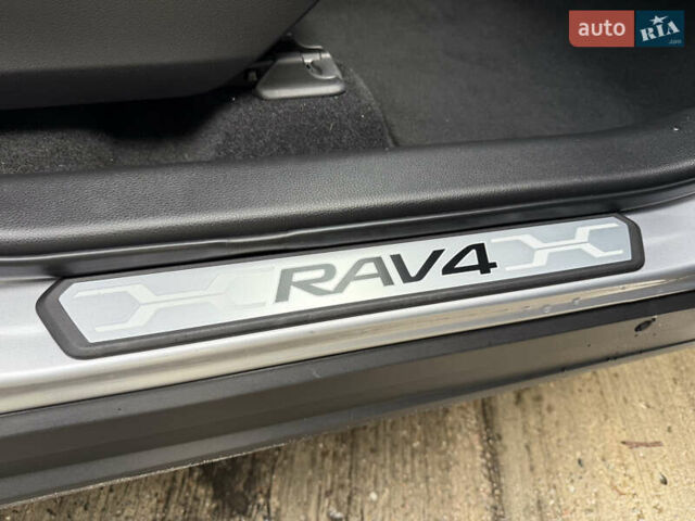 Тойота РАВ 4 2022 у Києві на Automoto.ua Сірий Тойота РАВ 4, об'ємом двигуна 1.99 л та пробігом 9 тис. км за 37900 $, фото 10 на Automoto.ua
