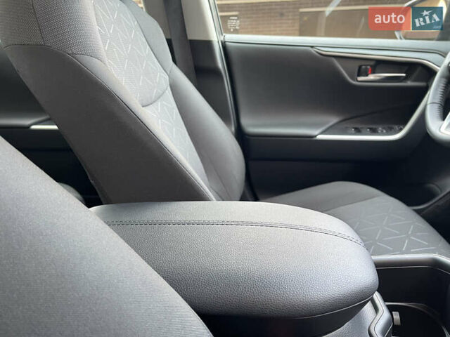 Сірий Тойота РАВ 4, об'ємом двигуна 1.99 л та пробігом 8 тис. км за 31600 $, фото 40 на Automoto.ua