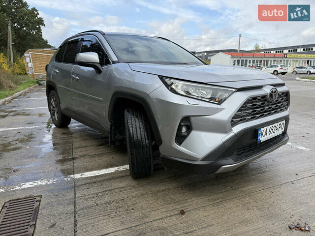 Тойота РАВ 4 2022 у Києві на Automoto.ua Сірий Тойота РАВ 4, об'ємом двигуна 1.99 л та пробігом 9 тис. км за 37900 $, фото 1 на Automoto.ua