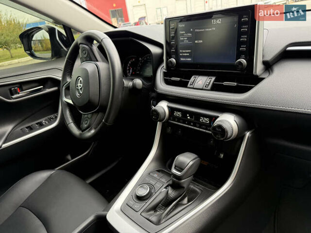 Тойота РАВ 4 2022 у Києві на Automoto.ua Сірий Тойота РАВ 4, об'ємом двигуна 1.99 л та пробігом 9 тис. км за 37900 $, фото 11 на Automoto.ua