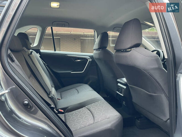 Сірий Тойота РАВ 4, об'ємом двигуна 1.99 л та пробігом 8 тис. км за 31600 $, фото 42 на Automoto.ua