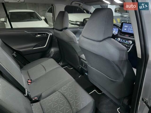 Сірий Тойота РАВ 4, об'ємом двигуна 2.49 л та пробігом 14 тис. км за 36500 $, фото 27 на Automoto.ua
