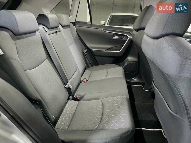 Сірий Тойота РАВ 4, об'ємом двигуна 2.49 л та пробігом 14 тис. км за 36500 $, фото 28 на Automoto.ua