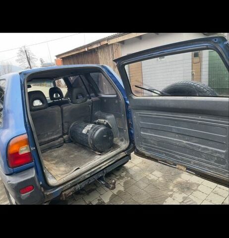 Синий Тойота РАВ 4, объемом двигателя 2 л и пробегом 420 тыс. км за 2600 $, фото 4 на Automoto.ua