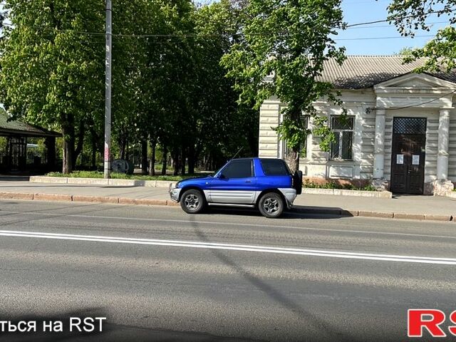 Синий Тойота РАВ 4, объемом двигателя 2 л и пробегом 419 тыс. км за 5500 $, фото 1 на Automoto.ua