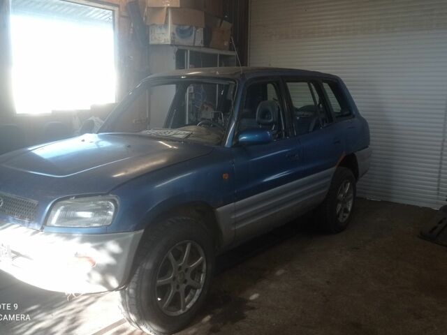 Синий Тойота РАВ 4, объемом двигателя 2 л и пробегом 200 тыс. км за 2100 $, фото 1 на Automoto.ua