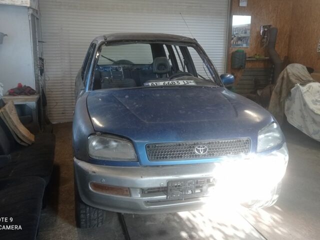 Синий Тойота РАВ 4, объемом двигателя 2 л и пробегом 200 тыс. км за 2100 $, фото 3 на Automoto.ua