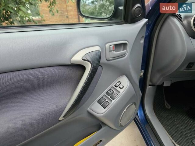 Синий Тойота РАВ 4, объемом двигателя 2 л и пробегом 134 тыс. км за 5800 $, фото 3 на Automoto.ua