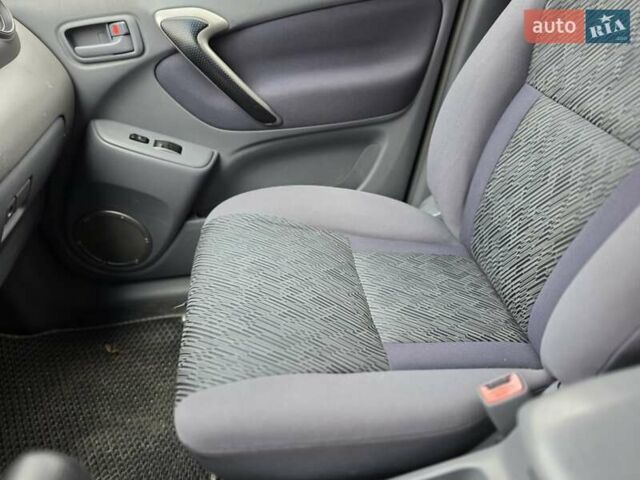 Синій Тойота РАВ 4, об'ємом двигуна 2 л та пробігом 135 тис. км за 5800 $, фото 13 на Automoto.ua