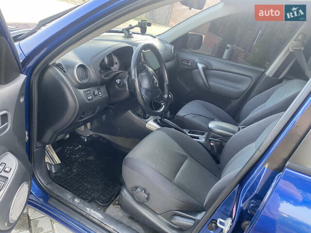 Синій Тойота РАВ 4, об'ємом двигуна 2 л та пробігом 235 тис. км за 6900 $, фото 10 на Automoto.ua