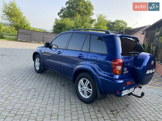 Синій Тойота РАВ 4, об'ємом двигуна 2 л та пробігом 235 тис. км за 6900 $, фото 2 на Automoto.ua