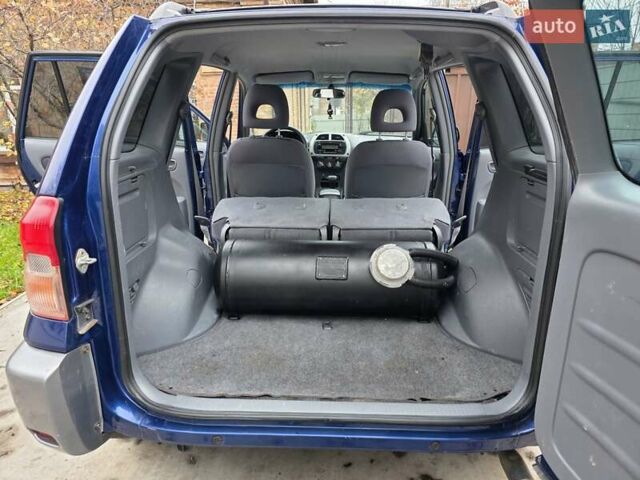 Синій Тойота РАВ 4, об'ємом двигуна 2 л та пробігом 135 тис. км за 5800 $, фото 8 на Automoto.ua