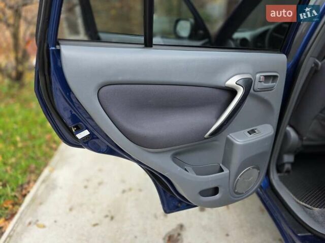 Синій Тойота РАВ 4, об'ємом двигуна 2 л та пробігом 135 тис. км за 5800 $, фото 10 на Automoto.ua