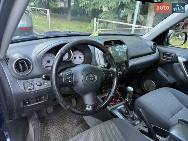 Синий Тойота РАВ 4, объемом двигателя 2 л и пробегом 273 тыс. км за 4483 $, фото 3 на Automoto.ua