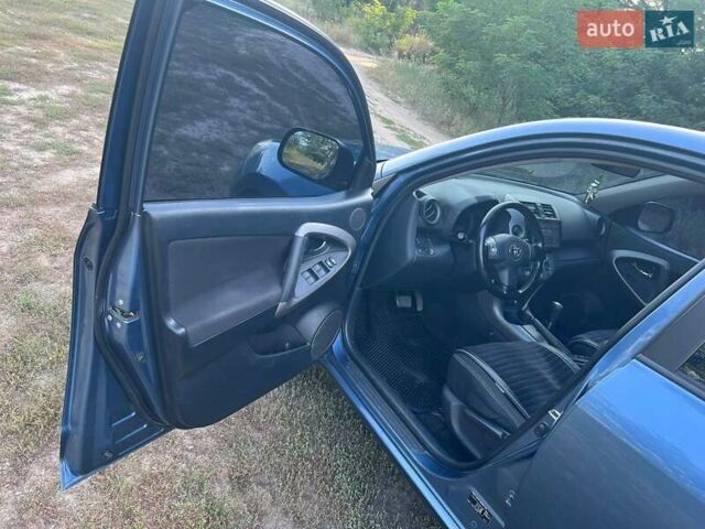 Синій Тойота РАВ 4, об'ємом двигуна 2 л та пробігом 236 тис. км за 8800 $, фото 8 на Automoto.ua