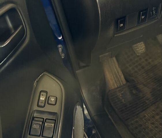 Синий Тойота РАВ 4, объемом двигателя 2 л и пробегом 332 тыс. км за 4000 $, фото 8 на Automoto.ua