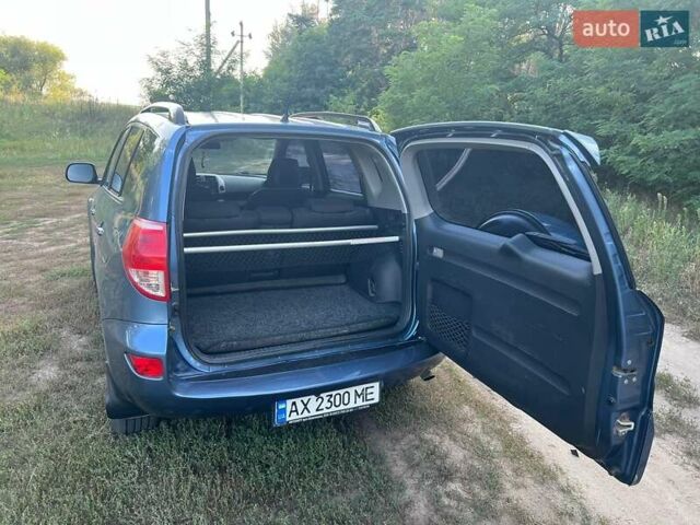Синій Тойота РАВ 4, об'ємом двигуна 2 л та пробігом 236 тис. км за 8800 $, фото 11 на Automoto.ua