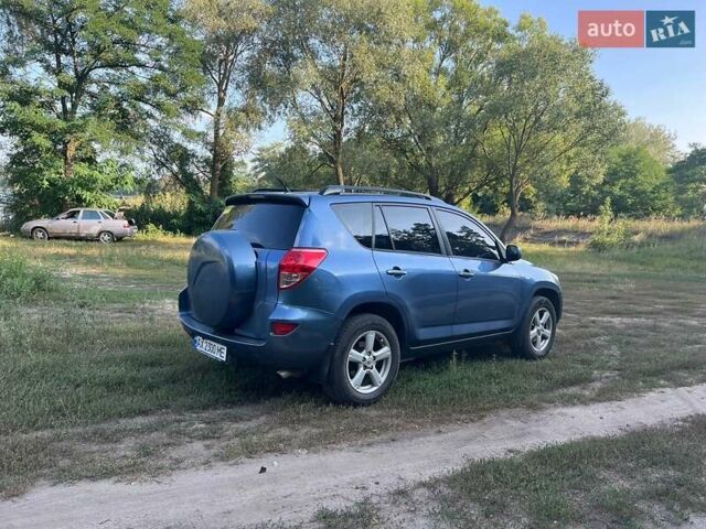 Синій Тойота РАВ 4, об'ємом двигуна 2 л та пробігом 236 тис. км за 8800 $, фото 3 на Automoto.ua