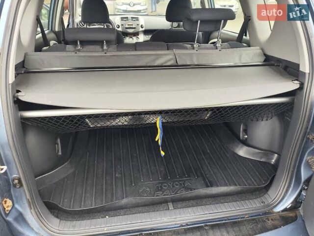 Синий Тойота РАВ 4, объемом двигателя 2 л и пробегом 168 тыс. км за 9800 $, фото 4 на Automoto.ua