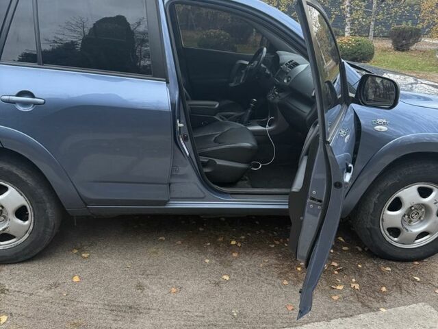 Синий Тойота РАВ 4, объемом двигателя 2.2 л и пробегом 226 тыс. км за 4500 $, фото 4 на Automoto.ua