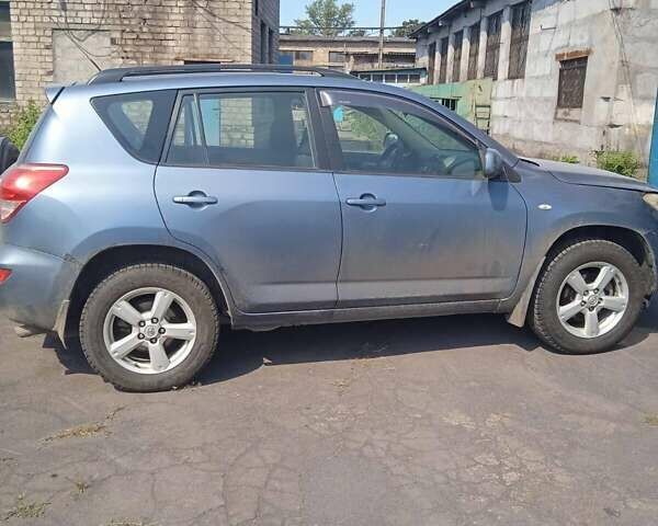 Синий Тойота РАВ 4, объемом двигателя 2 л и пробегом 400 тыс. км за 4820 $, фото 1 на Automoto.ua