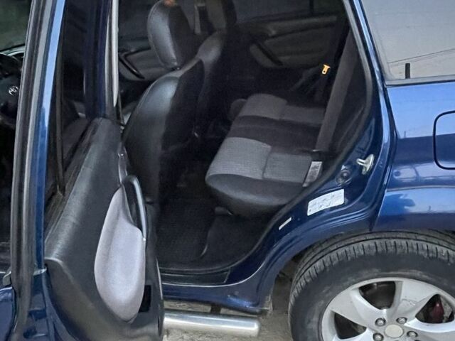 Синий Тойота РАВ 4, объемом двигателя 2 л и пробегом 250 тыс. км за 6133 $, фото 4 на Automoto.ua