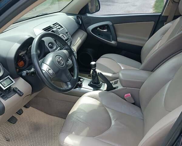 Синій Тойота РАВ 4, об'ємом двигуна 2.2 л та пробігом 260 тис. км за 9000 $, фото 16 на Automoto.ua