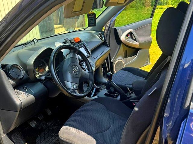 Синий Тойота РАВ 4, объемом двигателя 2.2 л и пробегом 240 тыс. км за 9500 $, фото 5 на Automoto.ua