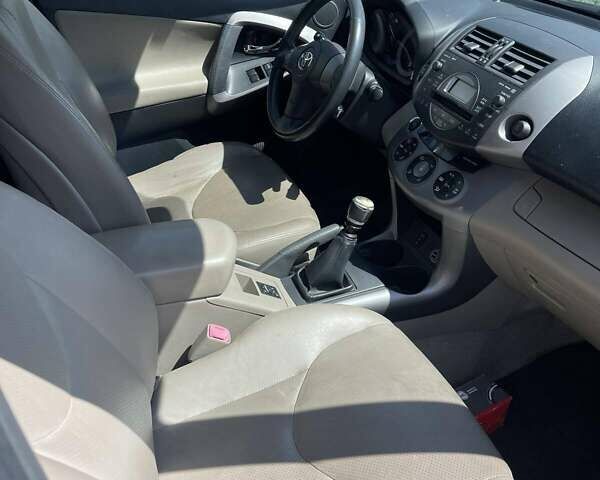 Синій Тойота РАВ 4, об'ємом двигуна 2.2 л та пробігом 150 тис. км за 8500 $, фото 4 на Automoto.ua