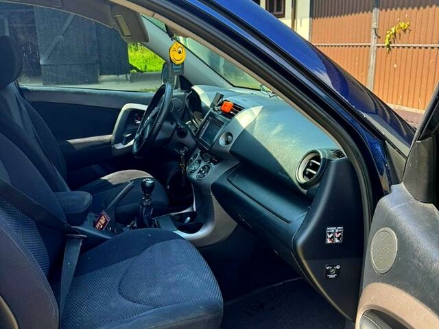 Синий Тойота РАВ 4, объемом двигателя 2.2 л и пробегом 240 тыс. км за 9500 $, фото 7 на Automoto.ua