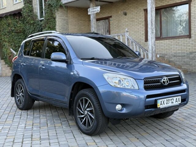 Синий Тойота РАВ 4, объемом двигателя 2 л и пробегом 124 тыс. км за 12000 $, фото 2 на Automoto.ua