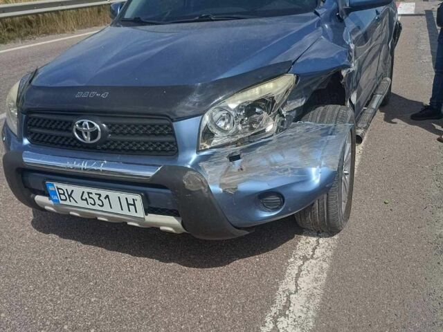 Синій Тойота РАВ 4, об'ємом двигуна 2.2 л та пробігом 265 тис. км за 5000 $, фото 2 на Automoto.ua