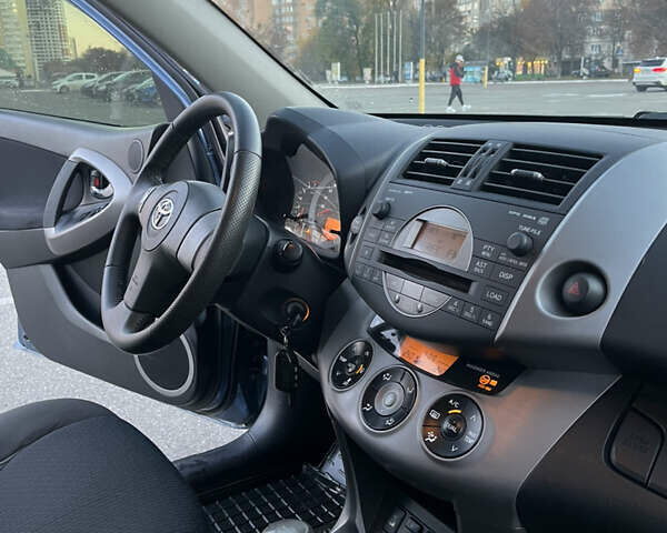 Синий Тойота РАВ 4, объемом двигателя 2 л и пробегом 346 тыс. км за 8700 $, фото 9 на Automoto.ua