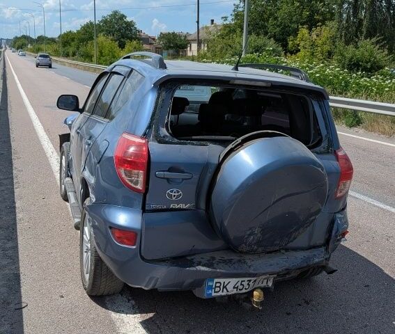 Синій Тойота РАВ 4, об'ємом двигуна 2.2 л та пробігом 265 тис. км за 5000 $, фото 6 на Automoto.ua