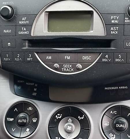 Синий Тойота РАВ 4, объемом двигателя 2 л и пробегом 239 тыс. км за 8800 $, фото 8 на Automoto.ua