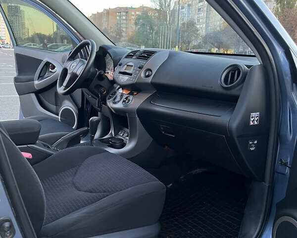 Синий Тойота РАВ 4, объемом двигателя 2 л и пробегом 346 тыс. км за 8700 $, фото 10 на Automoto.ua