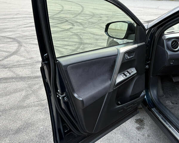 Тойота РАВ 4 2017 в Киеве на Automoto.ua Синий Тойота РАВ 4, объемом двигателя 2.49 л и пробегом 71 тыс. км за 25900 $, фото 12 на Automoto.ua