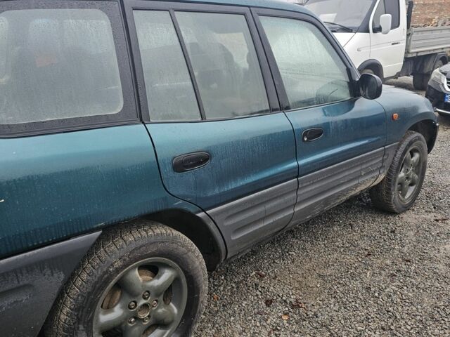 Зеленый Тойота РАВ 4, объемом двигателя 2 л и пробегом 450 тыс. км за 2300 $, фото 2 на Automoto.ua