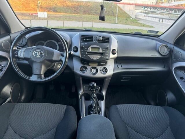 Зелений Тойота РАВ 4, об'ємом двигуна 2.2 л та пробігом 220 тис. км за 2350 $, фото 5 на Automoto.ua